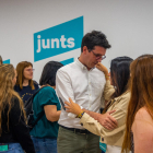 Postius i membres de Junts, ahir a la seu del partit al conèixer els resultats electorals.