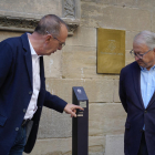 El alcalde y el presidente de Turisme de Lleida, con un prototipo de nueva señalización turística.