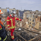 Rescatistas ucranianos trabajan en un edificio bombardeado.