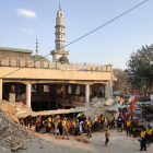 Treballadors dels serveis d’emergència busquen possibles víctimes entre la runa de la mesquita.