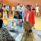 La candidata del PSC y vencedora de las elecciones en Girona, Silvia Paneque, en el colegio electoral.