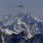 Un helicóptero sobrevolando los Alpes franceses.
