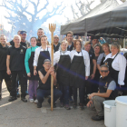 El grupo de voluntarios en Ponts, con la chef, Rosa Boix. 
