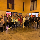 Lorena González, (centro) y la candidatura del PSC en Balaguer celebrando el triunfo. 