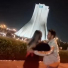 Frame del vídeo en què els dos joves ballen al centre de Teheran.