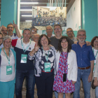 Rosa Maria Perelló y el equipo de Junts celebrando anoche la victoria electoral. 