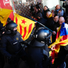 Una protesta promovida por los CDR ante el Consulado de Francia contra la cumbre hispanofrancesa.