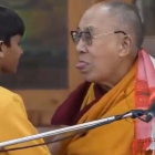 VÍDEO | El Dalai-Lama es disculpa després de demanar a un nen que li 'llepi' la llengua