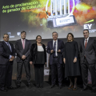 Josep Esteve, en el centro, con el galardón junto a los organizadores y patrocinadores del evento.