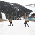 Dos esquiadors acomiadant ahir la temporada de neu a les pistes de Port Ainé.