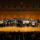 Imagen de grupo de los directivos de las empresas distinguidas ayer en el auditorio Enric Granados de Lleida.