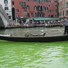 L'aigua del Gran Canal de Venècia es tenyeix d'un misteriós verd fluorescent