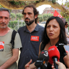 El portaveu de la CGT, Miquel González, el portaveu de la Intersindical, Marc Santasusanna, i la portaveu d'USTEC, Iolanda Segura, durant l'atenció als mitjans.