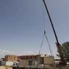 Retirada de barracones - Una grúa retiró ayer parte de los módulos prefabricados que han configurado la escuela Pinyana de Balàfia. Los alumnos y docentes se trasladaron el 4 de mayo a la nueva escuela Minerva, que también acogerá a los de la ...