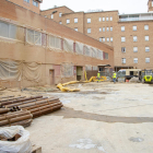 Un hospital gairebé nou. La construcció del nou bloc quirúrgic, a dalt, i de l’edifici de consultes externes, a baix, són les principals obres que s’estan executant a l’Arnau. Entre els dos sumen 71 milions.