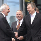 Imatge d’arxiu dels signants de l’acord, el nord-irlandès Bertie Ahern i el britànic Tony Blair.
