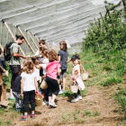 Imatge d’una visita a l’hort del Cerdanya Ecoresort de Prullans.