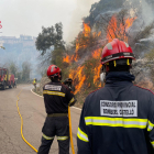 Efectius dels Bombers de Castelló treballen per apagar l’incendi.