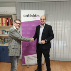 Joan Fibla,  de Antisida, y Geremi Camí, de CaixaBank Lleida. 