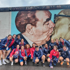 El equipo, junto al popular mural del beso entre Leonid Brézhnev y Erich Honecker.