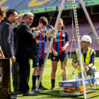 Laporta y Xavi, entre otros, colocando la primera piedra. 