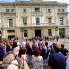 Un centenar de persones van participar ahir en un minut de silenci per la víctima de l’Hospitalet.