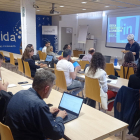 Varios de los usuarios del CEEI de Lleida participando en un curso sobre la red social Linkedin.