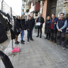 Comerciants de Prat de la Riba, Pi i Margall i Paer Casanovas davant dels llaços negres col·locats en un tram de tanques com a protesta.