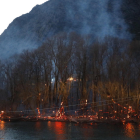Imatge de l’incendi que es va originar ahir a la ribera del Segre al seu pas per Camarasa.