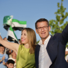 El líder del PP, Alberto Núñez Feijóo, con la candidata de los populares a presidir Extremadura, María Guardiola, en el acto de inicio de campaña del 28-M.