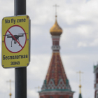 Señal de advertencia sobre la prohibición de drones frente al Kremlin, en la Plaza Roja de Moscú, en una imagen de archivo.