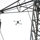 Imatge del dron sobrevolant la línia elèctrica