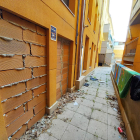 Habitatges amb les portes i finestres tapiades al bloc de pisos Santiago Rusiñol de les Borges.