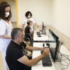 Pacientes haciendo ejercicios cognitivos en un ordenador del Centro Miquel Martí i Pol de Lleida. 