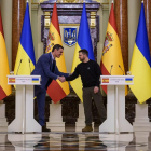 El president del govern d'Espanya, Pedro Sánchez, i el president d'Ucraïna, Volodimir Zelenski, se saluden a la seua arribada al Palau Mariinski aquest dijous.