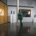 Espai Cavallers. Roser Xandri, directora d'Espai Cavallers, entre algunes de les obres de l'exposició 'Treure's les ulleres de rosa'