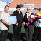 Raventós (centro) recibió un homenaje del club en 2017.