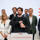 Cares llargues dels dirigents de Ciutadans ahir, encapçalats per Adrián Vázquez.
