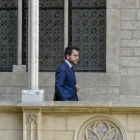 El president, dirigiéndose ayer hacia su comparecencia en la sala Gótica de la Generalitat.
