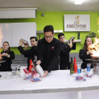 Alumnes de l’Escola d’Hostaleria de Lleida, presentant les begudes que han ajudat a elaborar.