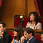Una rosa blanca ocupa l'escó d'Antoni Flores, difunt diputat d'ERC.