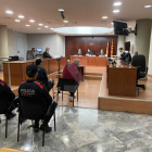 El acusado, de rojo, este miércoles en el juicio en la Audiencia de Lleida, acompañado por traductor.
