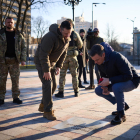 Sánchez observa davant Zelenski la placa commemorativa de l’anterior visita a Ucraïna a l’abril.