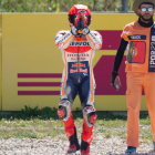 Marc Márquez, pidiendo perdón nada más arrollar a Oliveira.