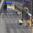 Imatge dels passadissos buits de l’aeroport de Düsseldorf, afectat per la vaga de 24 hores.