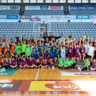 Foto de familia de los más de 70 niños y niñas que tomaron parte el pasado domingo en la cuarta Trobada d’Escoles organizada por el CBF Lleida en el Barris Nord.