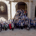 Imatge de grup dels representants del Govern i de les entitats adherides durant la presentació del Compromís Nacional per un Turisme Responsable, a la Llotja de Mar de Barcelona.