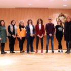 La consellera d'Igualtat i Feminismes, Tània Verge, amb representants institucionals i membres del consistori de Tàrrega a la sala de plens de l'Ajuntament de la capital de l'Urgell