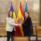 Encaixada de mans entre la ministra per a la Transició Ecològica i el Repte Democràfic, Teresa Ribera, i la seva homòloga andorrana, Silvia Calvó, en el marc d'una reunió a Madrid.