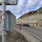 El camí de Vilanova de l’Aguda, tallat per impedir el pas de vehicles per la població.